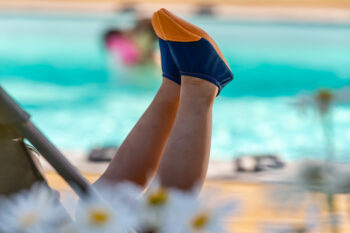 Chaussons d'eau tout terrain, antidérapants, souples pour une sensation pieds nus. De couleurs bleu marine et marron. Collection "les pas petits"