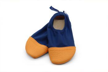 Chaussons d'eau pour enfants tout terrain de couleurs bleu marine et camel, antidérapants avec une semelle nautique. Idéals pour aller à la mer ou à la piscine. Collection "les pas petits"