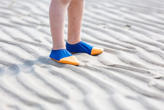 chaussons aquatiques pour enfants de couleurs bleu et marron, idéals pour la mer, la piscine. Semelle nautique, souple en cuir végan. Collection "les pas petits"
