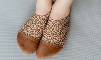 Chaussons souples Petit Léon motif léopards