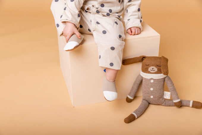 chaussons enfants avec une semelle souple pour une sensation pieds nus. antidérapants. Collection "les petits noisettes bouts blancs"