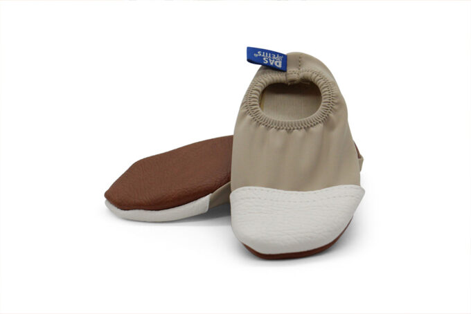 chaussons bébés-enfants tout terrain, antidérapants avec une semelle souple. Made in France. Collection "les petits noisettes bouts blancs"