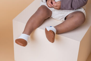 chaussons enfants velours pour la motricité libre et une sensation pieds nus pour les premiers pas de bébé. Collection "les petits velours ivoire"