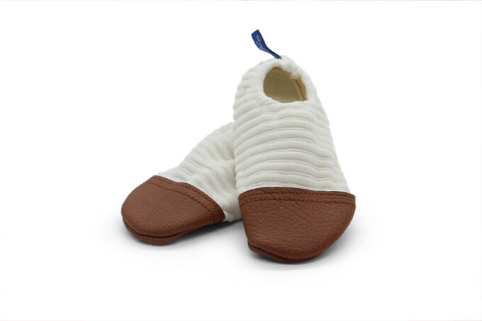 chaussons enfants-adultes velours made in France. Cuir végan et semelles antidérapantes. collection "les petits velours ivoire"