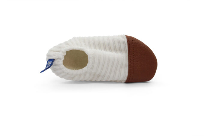 chaussons bébés-enfants velours de couleur blanc, idéale pour les premiers pas et la motricité libre. Collection "les petits velours ivoire"
