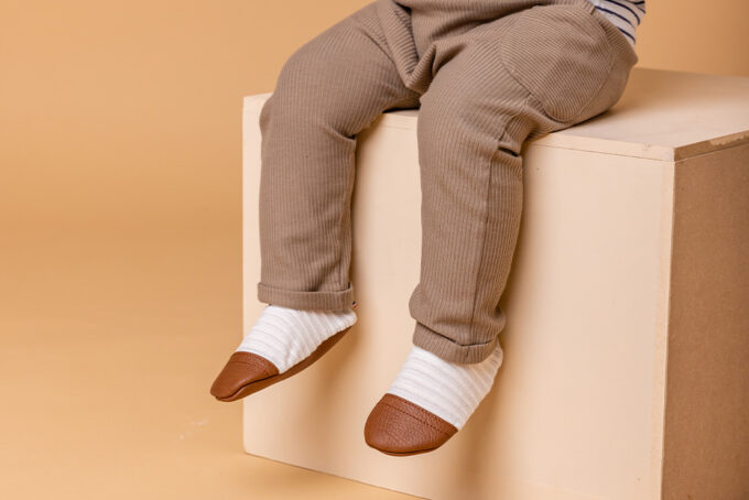 Chaussons enfants velours chaud, semelle antidérapante, cuir végan. Collection "les petits velours ivoire"