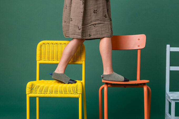 chaussons bébés, premiers pas pour l'intérieur avec une semelle souple. collection "les petits velours gris vert"