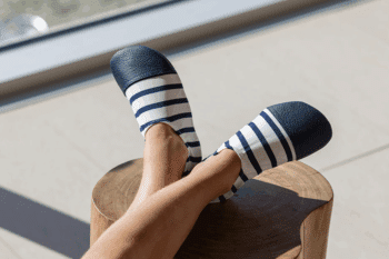 Les Petits Marins aux pieds d'un enfant