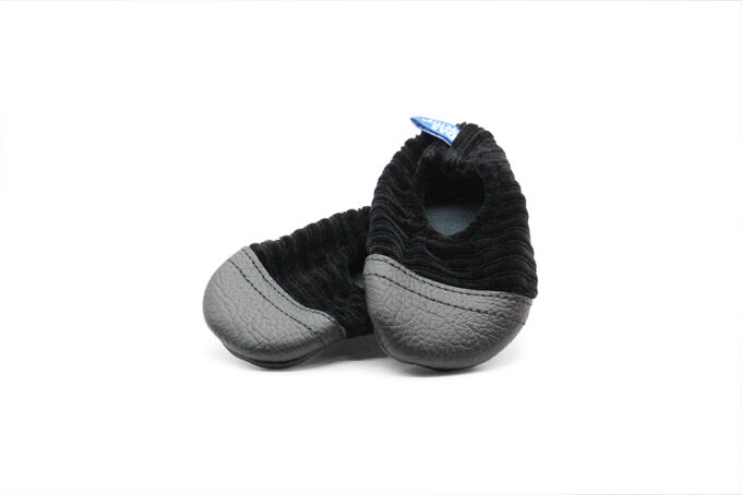 chaussons velours noirs souples pour l'apprentissage de la marche. Made in France. collection "les petits réglisses"