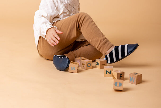 chaussons d'intérieur pour enfant pour les premiers pas et antidérapants. De couleur bleu marine et blanc. collection "les velours matelots"
