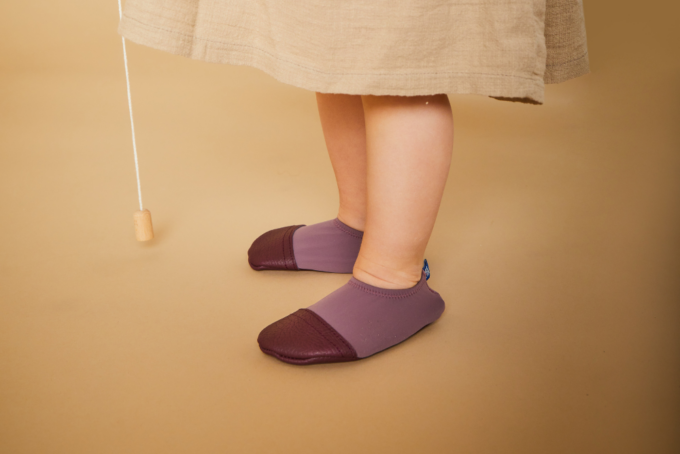 Photo Les Petites Prunes chaussons mauve sensation pieds nus pour l'intérieur et l'exterieur