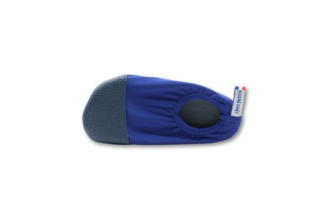 chaussons bleu marine pour enfants - fond blanc