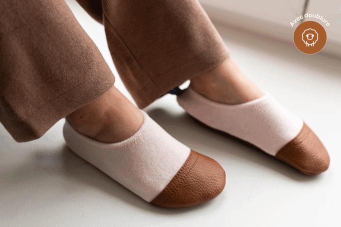 Les Petits Velours Pyjama Rose pâle aux pieds d'un enfant