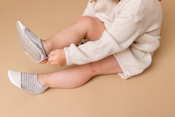 Les Petits Velours Gris Chiné, une paire de chaussons avec une doublure intérieure chaude pour l'hiver