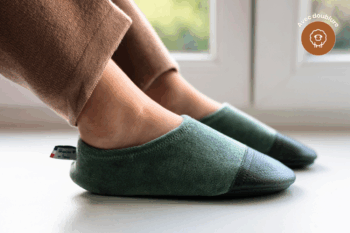 Les Petits Velours Pyjama Gris vert aux pieds d'un enfant
