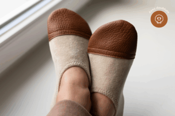 Les Petits Velours Pyjama Noisettes aux pieds d'un enfant