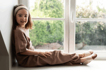 Les Petits Velours Pyjama Noisettes aux pieds d'une petite fille