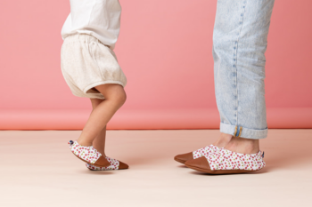 une fille et une femme dansent avec les petites cerises aux pieds