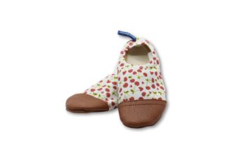 le modèle de chausson les petites cerises sur fond blanc