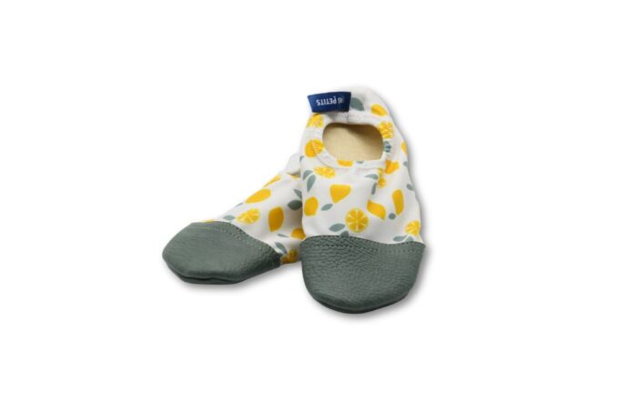 le modèle de chausson les petits citrons jaunes sur fond blanc