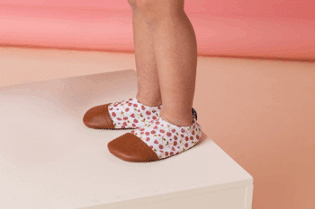 Les Petites Cerises aux pieds d'un enfant