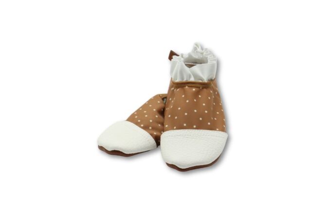 modèle les petites collerettes sur fond blanc