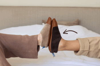 Les Petits Velours Marron aux pieds d'un petit garçon