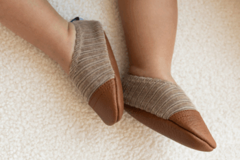 Les Petits Velours Noisettes aux pieds d'un bébé