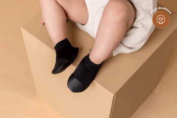 Les Petits Polaires Réglisses aux pieds d'un bébé