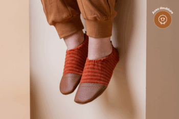 Les Petits Velours Rouille aux pieds d'un enfant