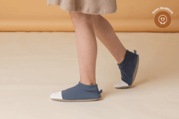 Les Petits Polaires Souris aux pieds d'une petite fille