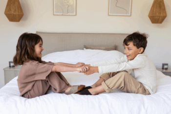 Les Petits Velours Noisettes aux pieds d'un enfant