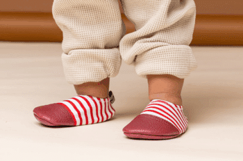 Les Petits Marins Cherry aux pieds d'un bébé