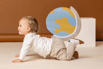 Les Petits Léopards Camel aux pieds d'un petit garçon