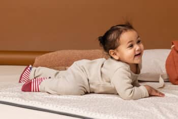 Les Petits Marins Cherry aux pieds d'une petite fille