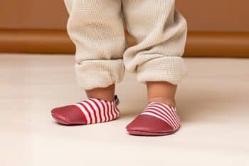 Les Petits Marins Cherry aux pieds d'un bébé