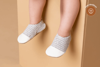 Les Petits Velours Gris chiné aux pieds d'un bébé
