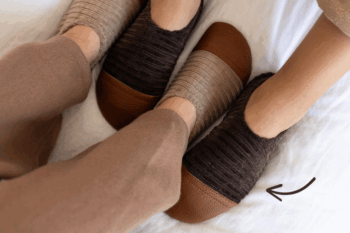 Les chaussons souples Les Petits Velours Marron aux pieds d'un enfant
