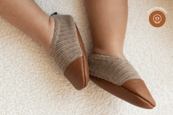 Les Petits Velours Noisettes aux pieds d'un bébé