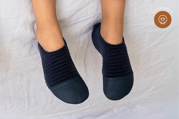 Chaussons souples collection Petits Velours couleur bleu profond