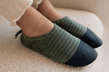 Les Petits Velours Gris vert aux pieds
