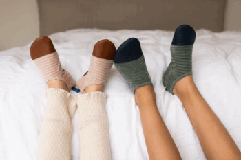 Les Petits Velours Gris vert aux pieds en l'air d'un enfant