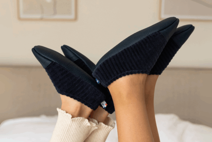 Chaussons souples bleu profond aux pieds d'enfants