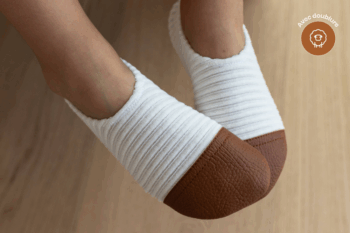 Les Petits Velours Ivoire aux pieds d'un enfant