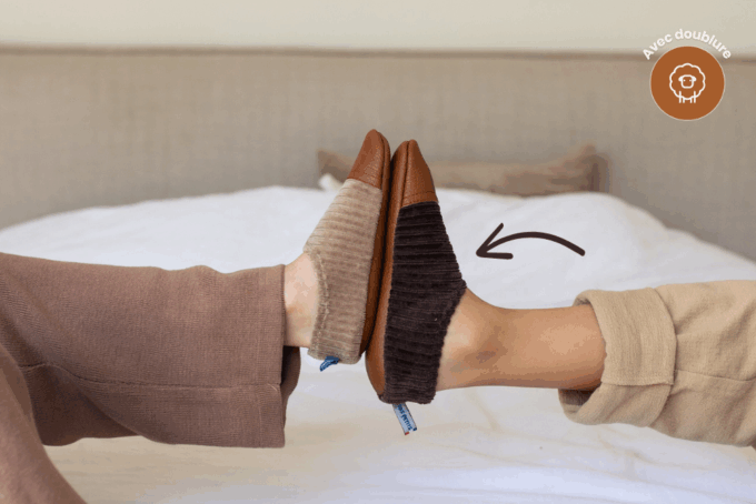 Les Petits Velours Marron aux pieds d'un petit garçon