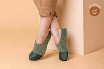 Les Petits Velours Gris vert aux pieds d'une femme