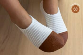 Les Petits Velours Ivoire aux pieds d'un enfant