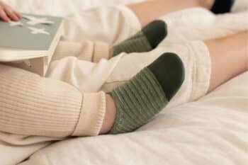 Les Petits Velours Gris vert aux pieds d'un enfant