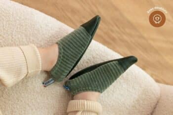 Les Petits Velours Gris vert aux pieds d'un enfant