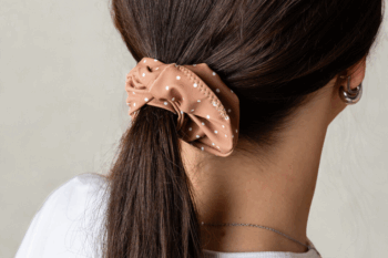 Chouchou marron à motif pois